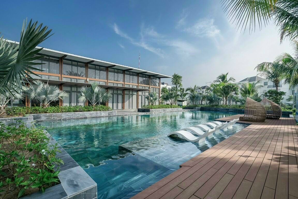 Hồ bơi tràn bờ tại dự án shophouse Imperia Grand Plaza.