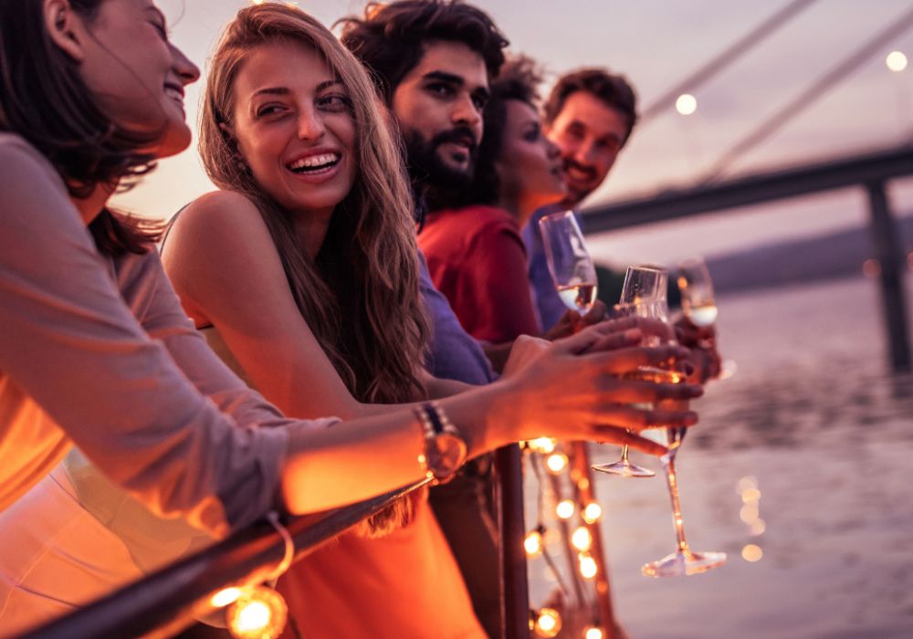 Bên du thuyền Manhattan Island Nhơn Trạch