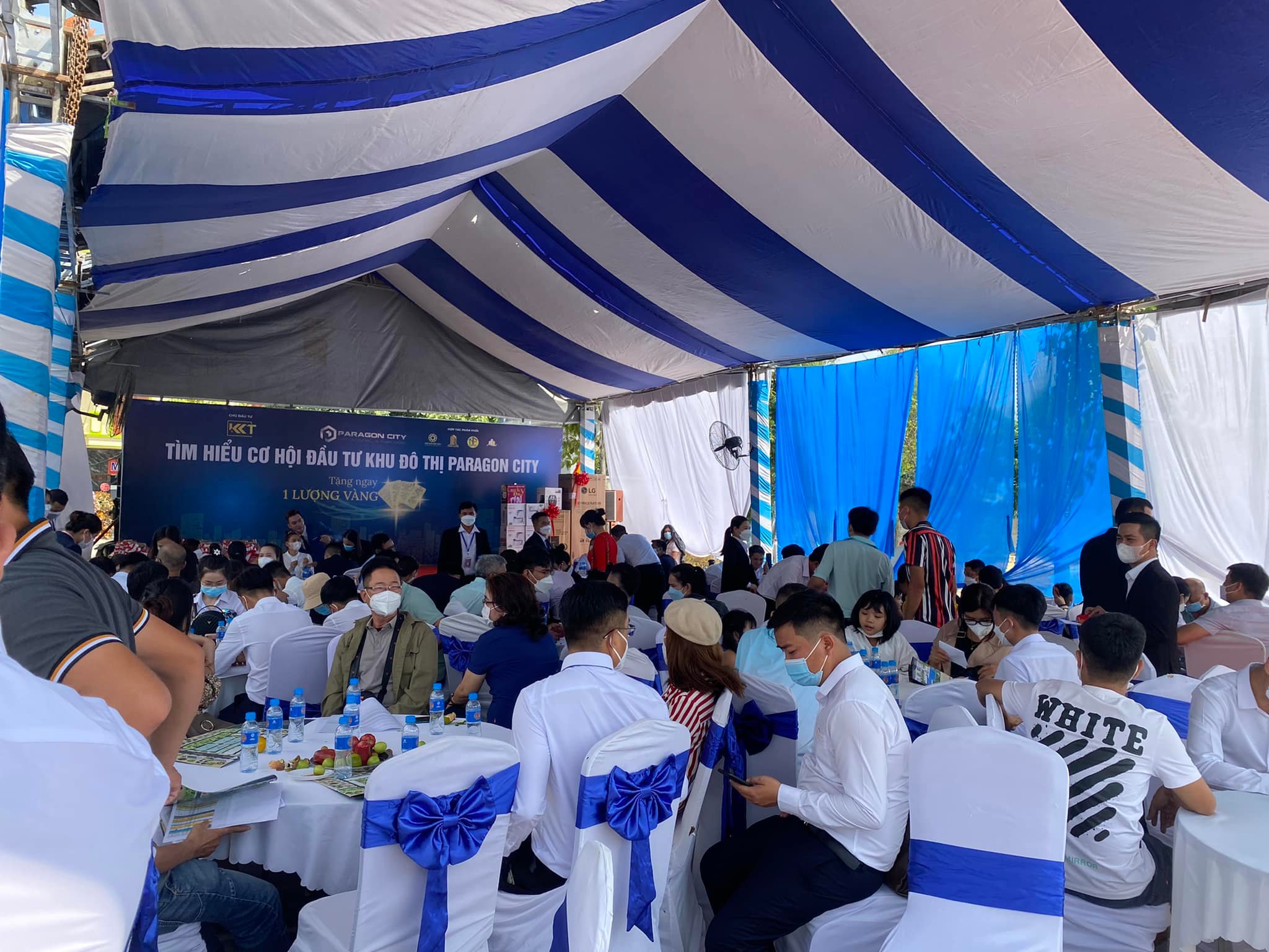 Không khí giao dịch sôi động tại Paragon City sáng 9/1/2022