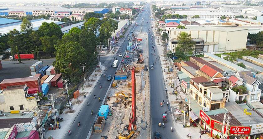 Cầu vượt ngã tư 550 bắt đầu được xây dựng với kỳ vọng làm thay đổi diện mạo giao thông khu vực Dĩ An
