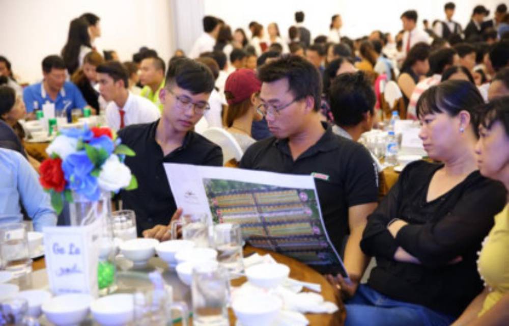 Khách hàng tham dự buổi mở bán dự án Blue Garden