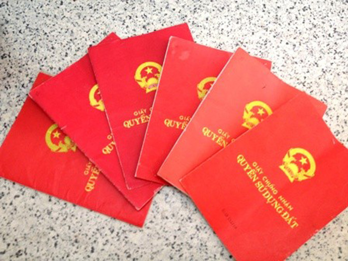 20170221163524sodo-1503067133 Luật sư Công ty luật hợp danh Thiên Thanh trả lời bạn như sau: Trên thực tế sổ đỏ, sổ hồng không phải là loại giấy tờ được pháp luật quy định mà đây chỉ là tên gọi do người dân dựa trên màu sắc của mỗi loại giấy để tự đặt ra để nói cho ngắn gọn cũng như để phân biệt giữa các loại giấy chứng nhận. Cụ thể: - Sổ đỏ là mẫu do Bộ Tài nguyên và Môi trường ban hành, bìa có màu đỏ, với nội dung ghi nhận quyền sử dụng đất (có thể là đất ở, đất sản xuất nông nghiệp, vườn, ao, đất rừng…) nên mẫu này có tên gọi là “Giấy chứng nhận quyền sử dụng đất” - Sổ hồng là mẫu do Bộ Xây dựng ban hành, bìa có màu hồng với nội dung là ghi nhận quyền sở hữu nhà ở và quyền sử dụng đất ở nên mẫu có tên gọi là “Giấy chứng nhận quyền sở hữu nhà ở và quyền sử dụng đất ở”. Hiện nay, luật nhà ở 2014 đã bãi bỏ quy định về sổ hồng. Theo đó, Luật Đất đai 2013 đã quy định Giấy chứng nhận QSDĐ, quyền sở hữu nhà ở và tài sản khác gắn liền với đất thống nhất theo một mẫu. Trên thực tế, khi tiến hành cấp giấy chứng nhận QSDĐ, quyền sở hữu nhà ở thì cán bộ địa chính sẽ tiến hành đo đạc diện tích thửa đất, phần diện tích nhà ở và thể hiện nó trên bản đồ địa chính. Nếu trong giấy chứng nhận QSDĐ, quyền sở hữu nhà ở không thể hiện kích thước của thửa đất thì bạn có thể yêu cầu người bán lên cơ quan địa chính xã, phường xin trích lục hồ sơ thửa đất. Việc mua bán này không gặp rủi ro vì đất và nhà đã có giấy chứng nhận QSDĐ, quyền sở hữu nhà ở gắn liền với đất.