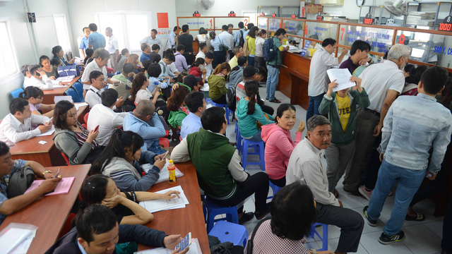 Người dân đổ về Văn phòng tiếp nhận hồ sơ UBND quận 9, Tp.HCM để làm thủ tục nhà đất.