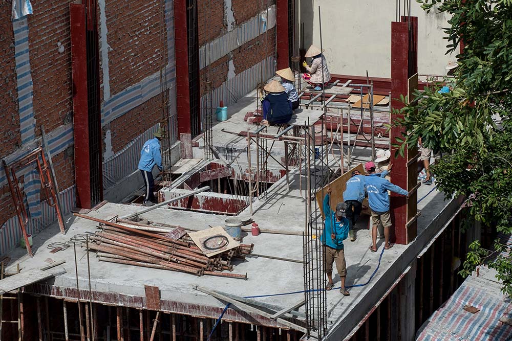 Công nhân đang xây dựng một công trình nhà ở