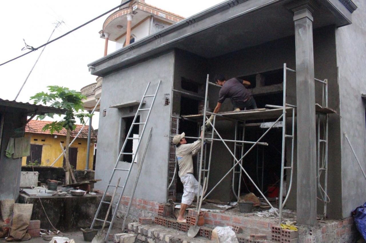 nhà ở riêng lẻ ở nông thôn có quy mô dưới 7 tầng sẽ không cần xin giấy phép xây dựng hai người đàn ông đang xây nhà