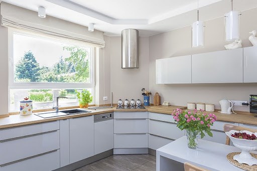 Một không gian thoáng đãng giúp căn bếp hấp thụ được nhiều ánh sáng, tạo sự ấm áp, cuốn đi những điều không tốt lành.