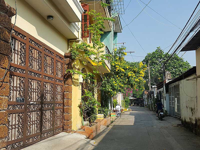 Dân nhà lầu ven sông bất ngờ bị di dời