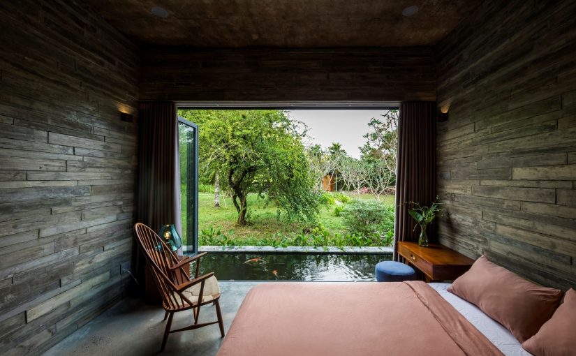 Nhà mái tranh trên hồ nước của giám đốc Sài Gòn