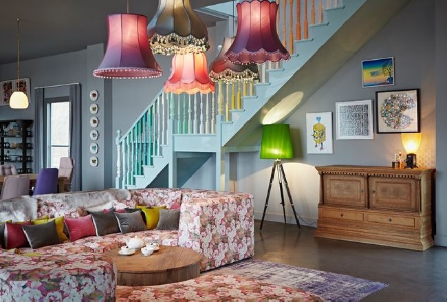 bright-lounge-with-floral-sofa Nội thất cứ trang trí kiểu này thì không sợ nhà thiếu hương Tết