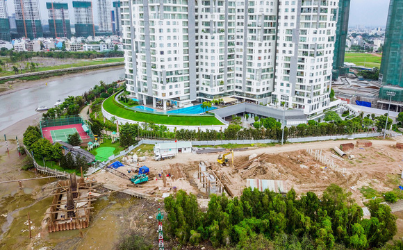 Phần đường dẫn lên xuống cầu thuộc phường Thạnh Mỹ Lợi, quận 2.