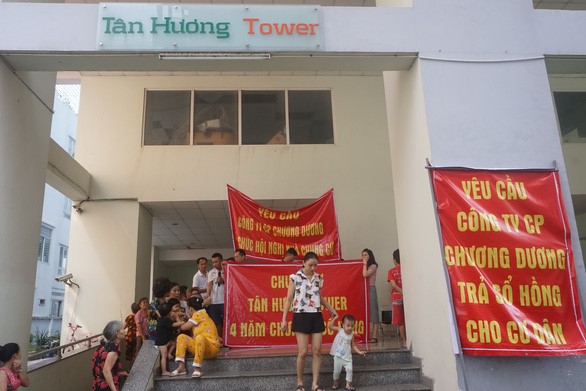 chung-cu-tan-huong Chung cư Tân Hương (quận Tân Phú, TPHCM) bàn giao nhà từ năm 2014 nhưng do lỗi của CĐT về xây dựng sai thiết kế và CĐT đã thế chấp dự án cho Ngân hàng nên hiện tại không thể làm sổ cho cư dân.