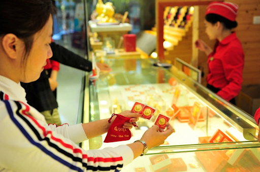 Có tiền nhàn rỗi nên đầu tư mua vàng, USD