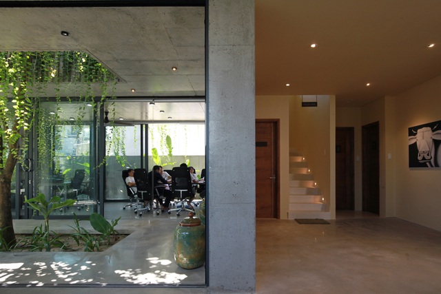 doc-dao-ngoi-nha-mang-phong-cach-thon-que-hien-dien-trong-long-pho-thi-13