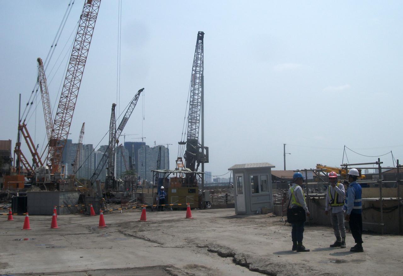 Trên công trường thi công dự án