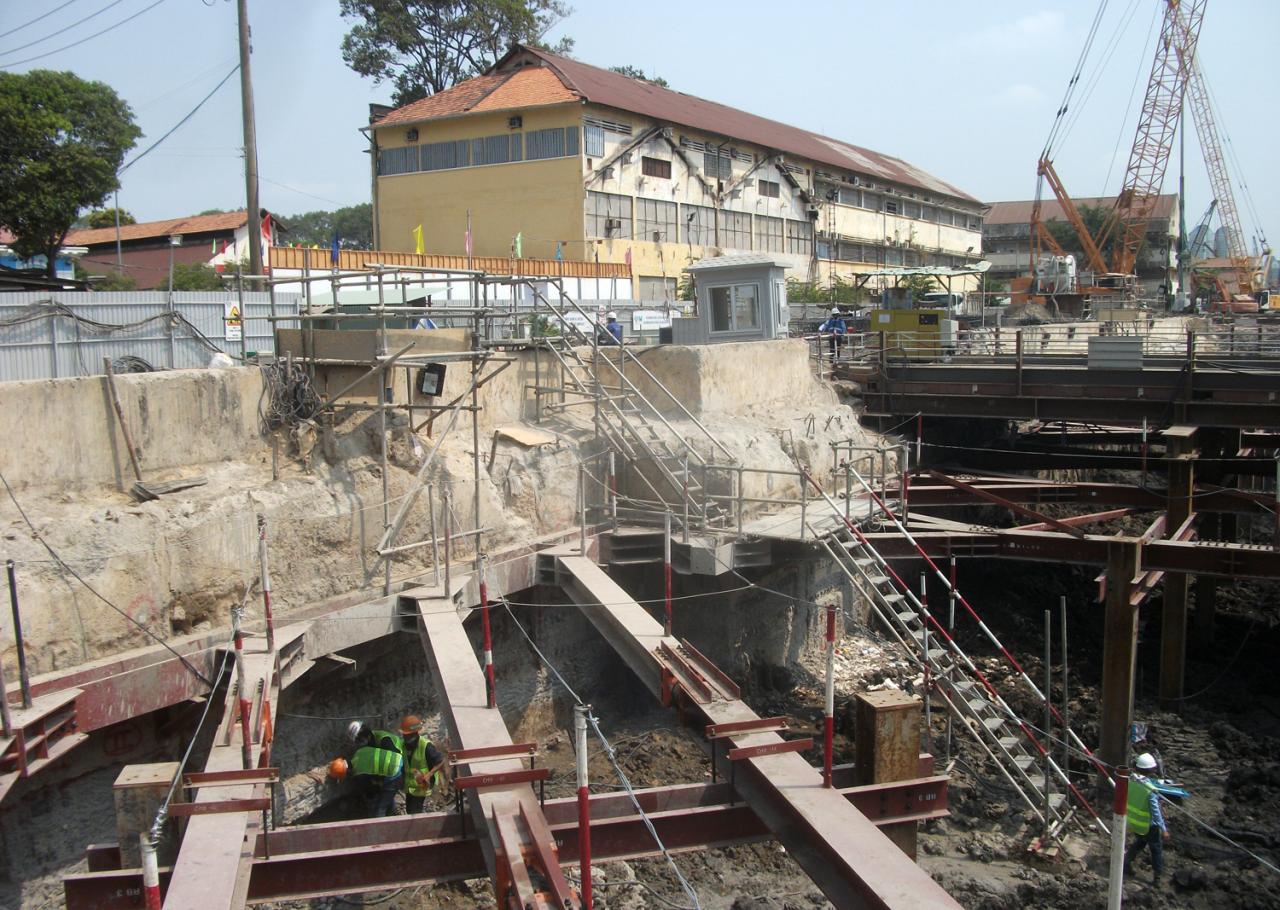 Theo các chuyên gia, dự án đang được thi công bất kể ngày đêm để tranh thủ mùa mưa đến