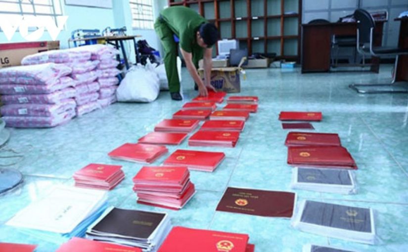 Nhiều người “sập bẫy” khi mua đất có sổ đỏ giả ở Bình Dương