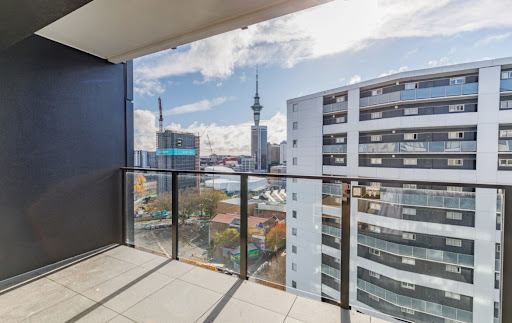 huong-nhin-sang-ban-cong-toa-nha-doi-dien Hướng nhìn sang ban công tòa nhà đối diện