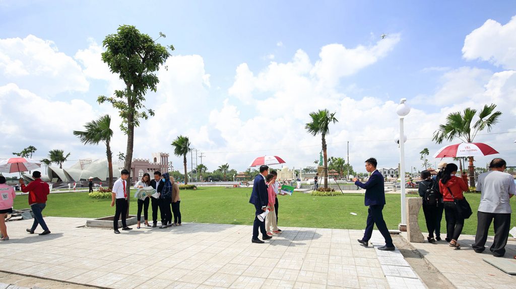 khu-do-thi-thu-hut-hang-tram-khach-hang-tham-quan-moi-ngay-1024x574-1