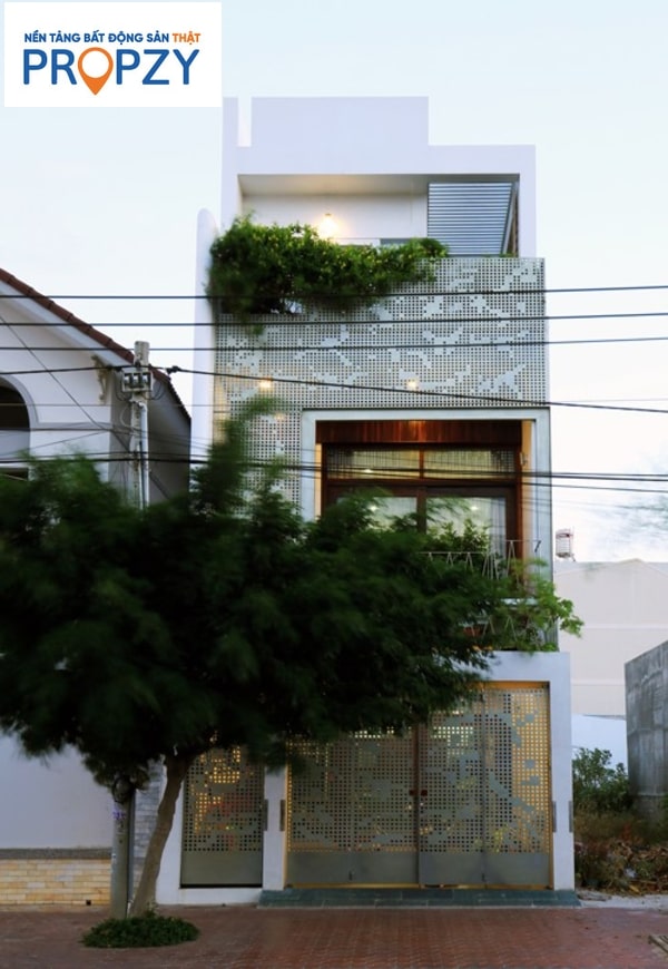 Mặt tiền ngôi nhà 2 tầng được cách điệu độc đáo bằng tấm kim loại đục lỗ