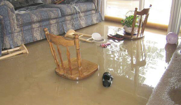 meo-don-dep-nha-cua-va-khu-trung-ngoi-nha-sau-khi-bi-ngap-161020 chống ngập