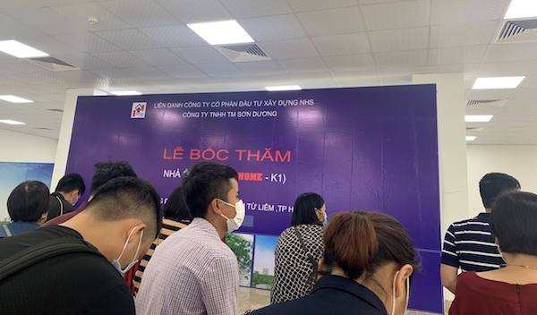 mua-nha-o-xa-hoi-phai-di-dem Như Diễn đàn Doanh nghiệp phản ánh trước đó, đối tượng mua nhà ở xã hội vốn đã không dư dả về tài chính nhưng để có một chốn an cư tối thiểu vẫn phải mất tiền "đi đêm".