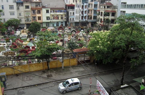 nen-tranh-mua-nha-vi-tri-gan-nghia-trang-benh-vien