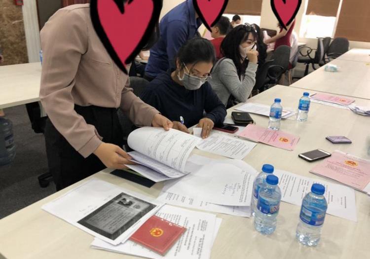 Khách hàng xem sổ Bảo Lộc Park Hill