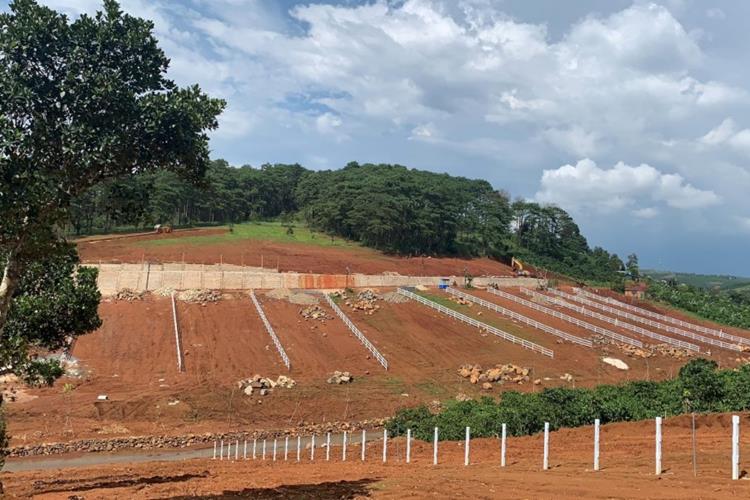 Tổng thể dự án nằm ngay dưới chân đồi núi.