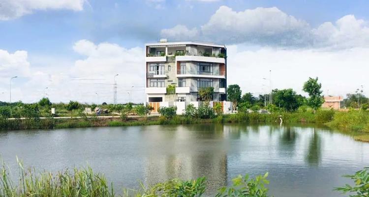 Hồ cảnh quan kề cận