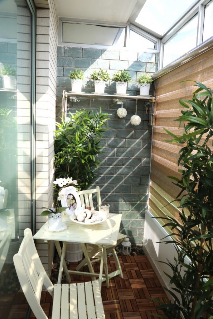 Sau: Sử dụng cây xanh, mành che, ghế ngồi … để biến ban công phòng ngủ thành một không gian lãng mạn để chuyện trò cùng nhau