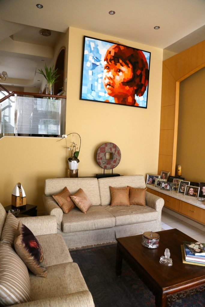 Sau: Thay đổi chiếc bàn gỗ bằng ghế sofa làm cho phòng sáng hơn. Các khung ảnh bạc giúp gia đình luôn hòa thuận, hạnh phúc.