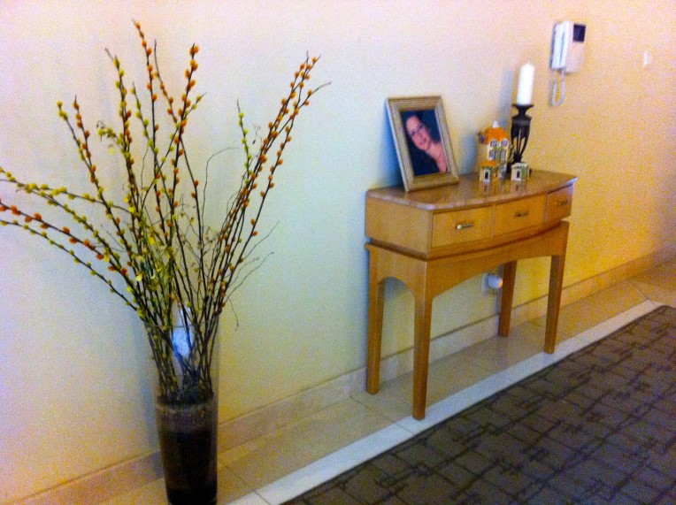 Trước: Chiếc bàn trông quá yếu, nhỏ so với bức tường to lớn.