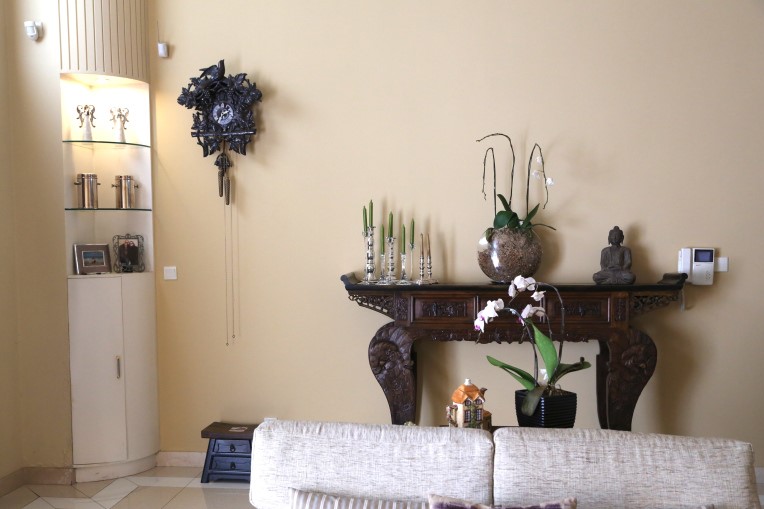 Sau: Thay cái bàn vững chắc hơn cùng với đồ vật trang trí bằng kim loại ở góc bên trái giúp mối quan hệ hôn nhân bền vững, hạnh phúc.