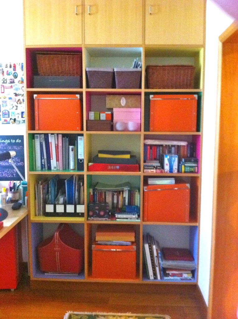 Trước: Nhiều đồ vật màu cam, đỏ - màu đại diện cho lửa sẽ gây chói mắt.