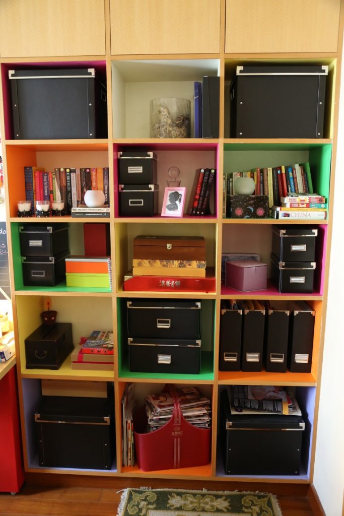 Sau: Thay một số màu đỏ, cam thành màu đen - màu đại diện cho nước và xanh - màu đại diện cho gỗ để tạo sự cân bằng.