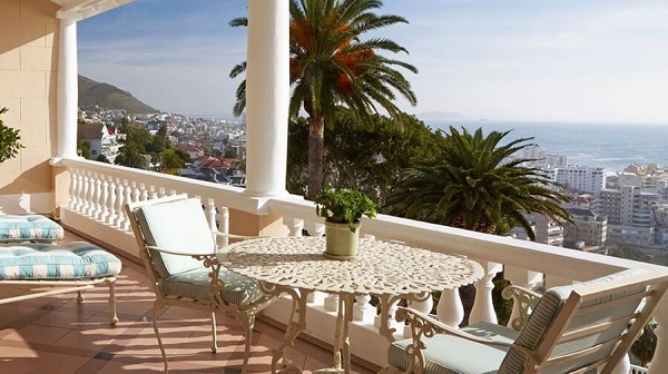 phong-cach-thiet-ke-ban-cong-7 Ban công được đặt để một bộ bàn ghế hạn chế những cây xanh