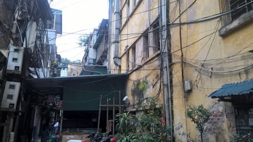 Bỏ tiền tỷ “ôm” chung cư cũ, nhà đầu tư lâm vào cảnh “đi thì tiếc mà ở cũng chẳng xong”