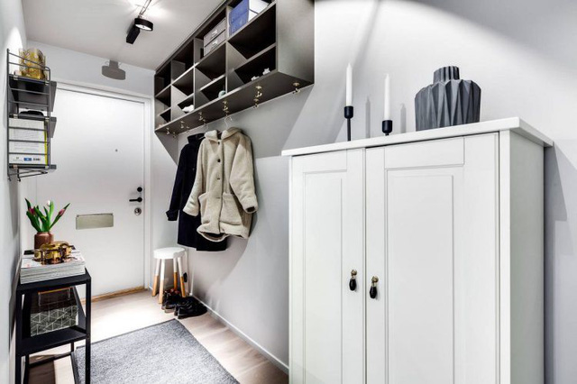 photo-1-1520140906895108313438 Vì diện tích khiêm tốn nên mọi góc nhỏ của căn hộ đều được tận dụng tối đa. Bên dưới giá để đồ chủ nhà còn tạo những móc treo quần áo thuận tiện.