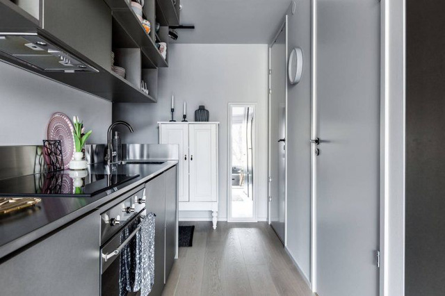 photo-3-1520140906900789646990 Khu bếp nhỏ được đạt sát tường nhà dọc lối đi nhưng được bài trí khéo léo khá gọn gàng mà không hề bị rối mắt cho khách vào nhà.