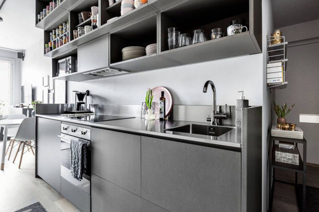 photo-4-15201409069021221969922 Không giống những góc bếp thông thường, toàn bộ hệ thống tủ bếp của căn hộ này được thiết kế mở tạo cảm giác thông thoáng cho không gian nấu nướng.