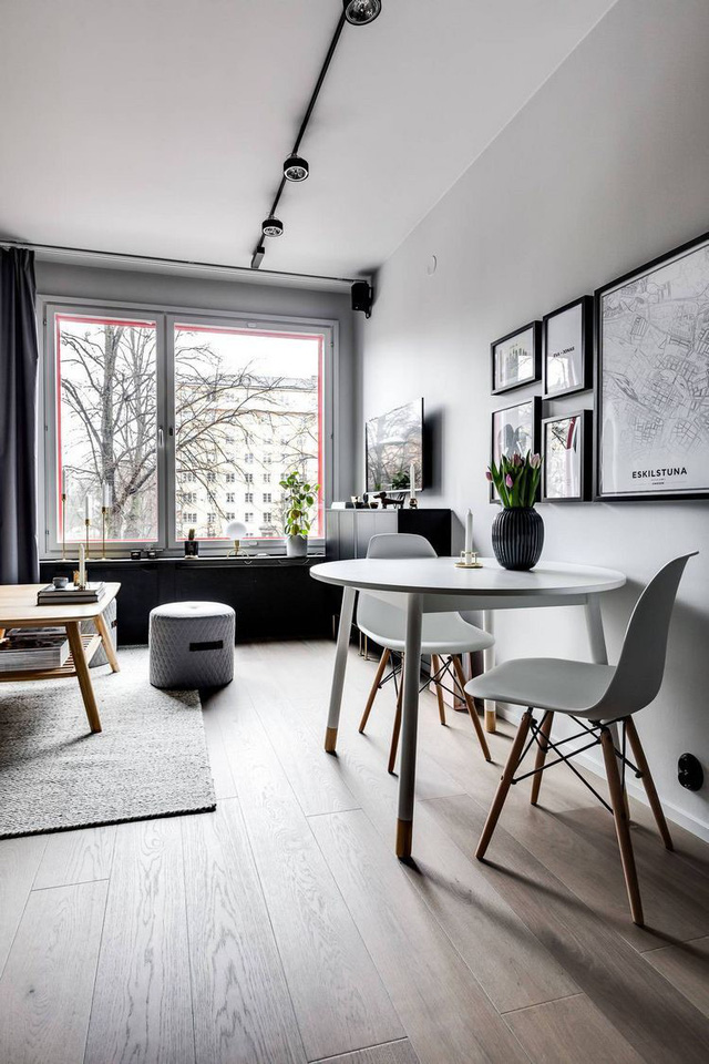 photo-8-15201409069081227570990 Không gian tiếp khách được chủ nhà dành riêng một khu vực thoáng sáng nhất, đẹp nhất cạnh cửa sổ.