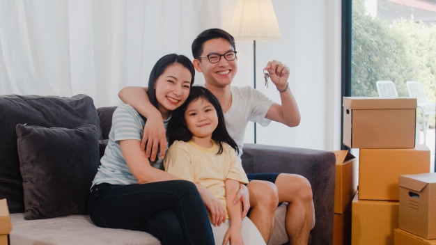 portrait-happy-asian-young-family-bought-new-house-japanese-little-preschool-daughter-with-parents-mother-father-holds-hand-keys-sitting-sofa-living-room-smiling-looking-camera_7861-2314 mua nha