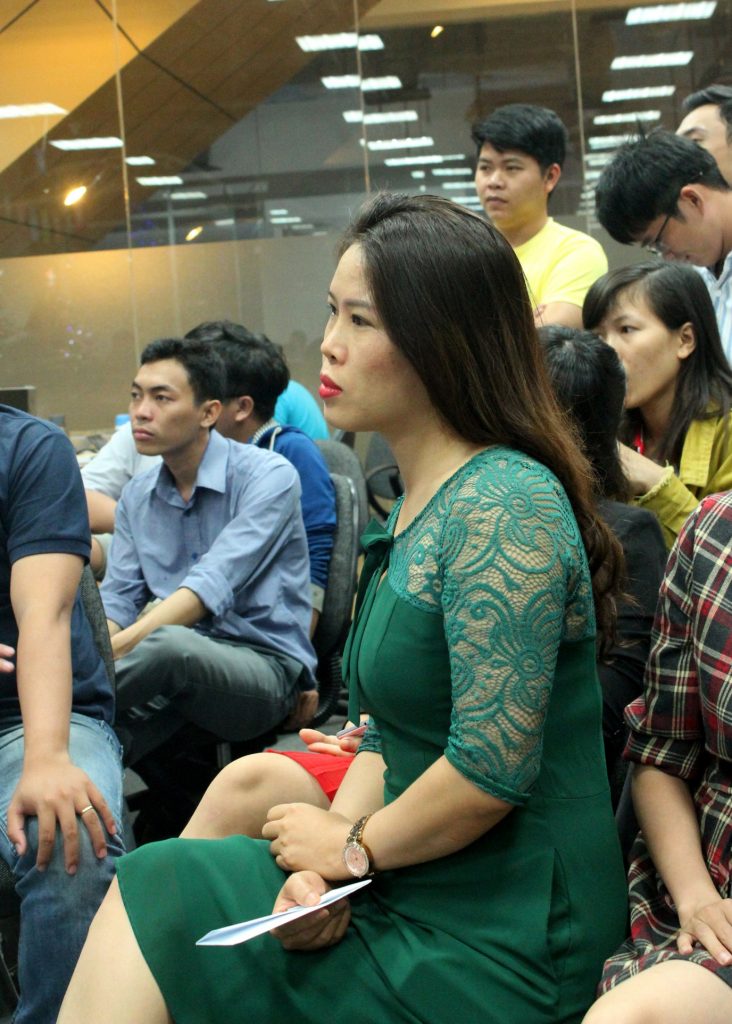 propzians-chc483m-chc3ba-le1baafng-nghe-chia-se1babb-ce1bba7a-ceo-732x1024-1 Propzians chăm chú lắng nghe chia sẻ của CEO