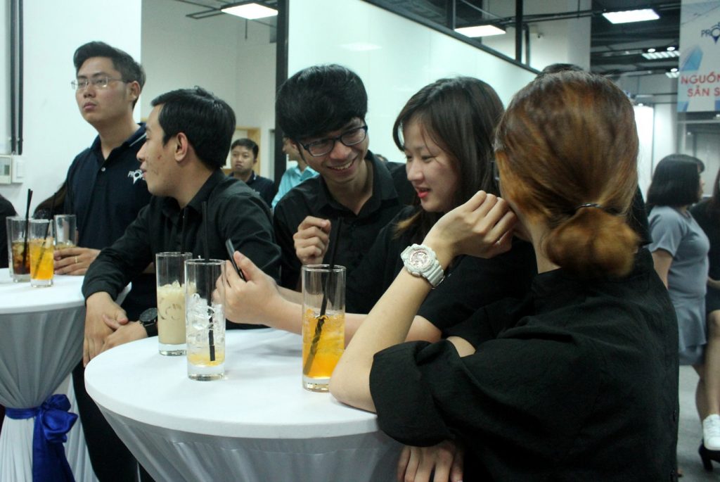 propzians-thoe1baa3i-mc3a1i-trc3b2-chuye1bb87n-ve1bb9bi-nhau-1024x685-1 Propzians thoải mái trò chuyện với nhau