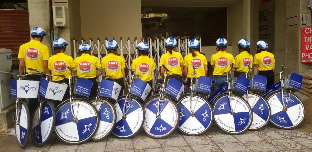 Cô gái áo vàng Propzy Easy - Nút easy