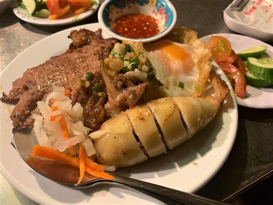 quan-an-khuya-sai-gon-com-tam-bai-rac-1