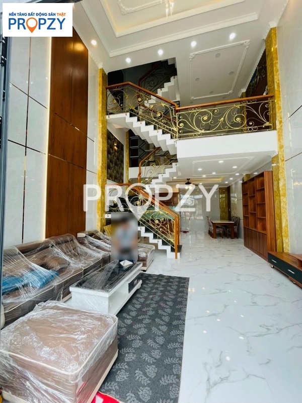 Nhà mặt tiền gần trung tâm thương mại ở quận Thủ Đức