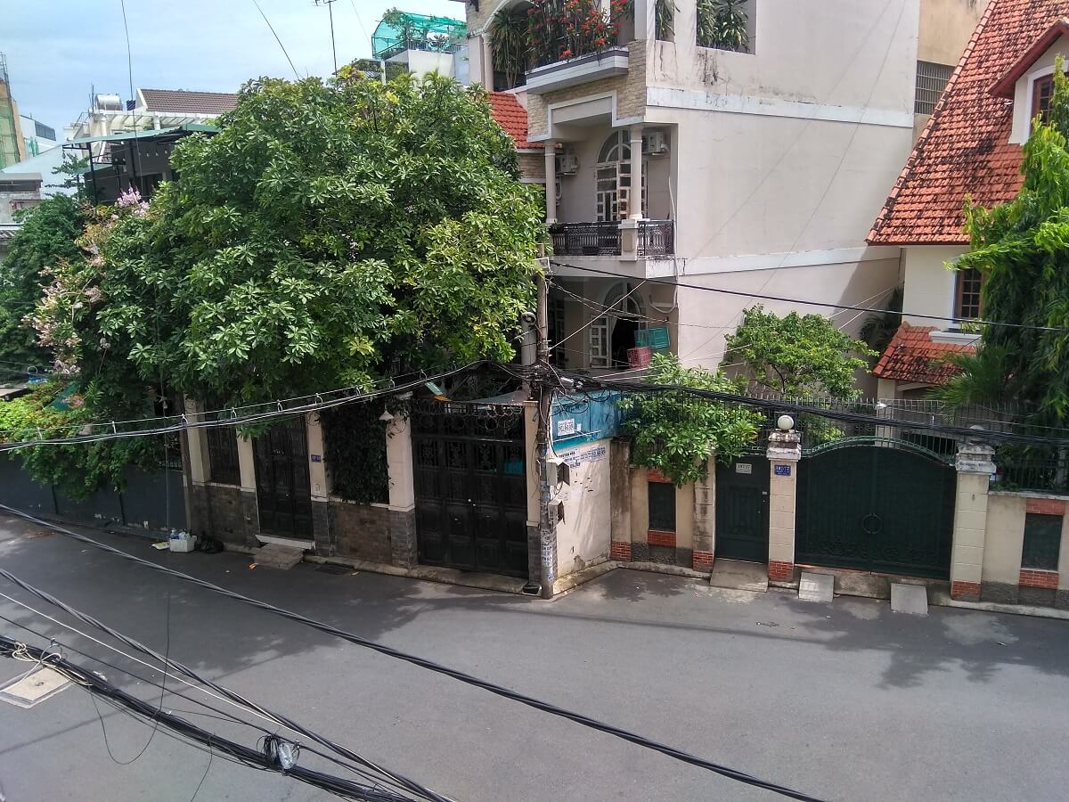 Trụ điện nằm giữa 2 căn nhà!!!