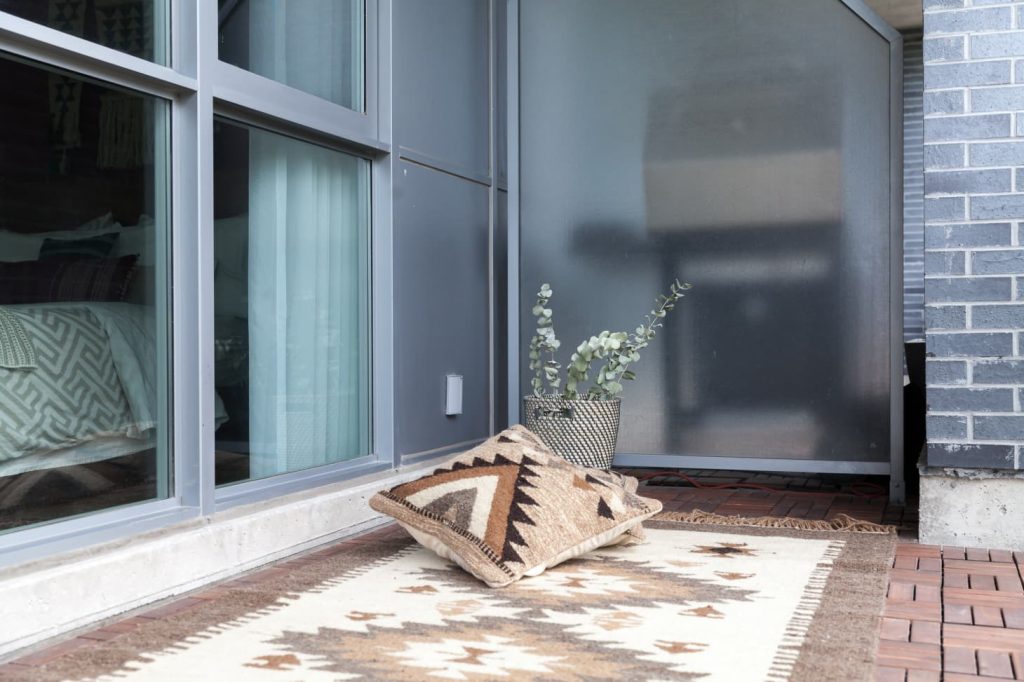 y-tuong-thiet-ke-ban-cong-6-1024x682-1 chỗ ngồi rộng rãi